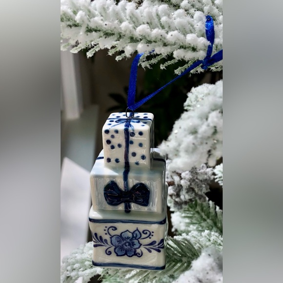 4 Blue & White Ceramic Decorative Ornaments - Picture 4 of 9